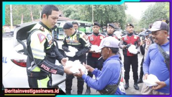 Pantau Jalur Pantura, Kapolres Situbondo Patroli Sambil Berbagi Nasi Untuk Pekerja di Wisata Pasir Putih