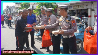 Jumat Berkah Polres Probolinggo Kota Berbagi Ratusan Nasi Bungkus di Pasar Baru