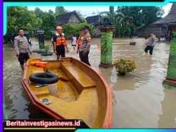 Sinergitas Polisi dan TNI Tanggap Bencana Sigap Bantu Warga Terdampak Banjir di Ngawi