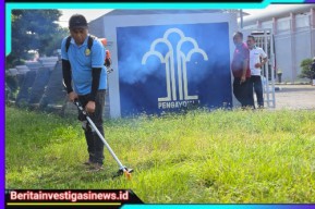Wujudkan Kepedulian Lingkungan, Lapas Narkotika Kelas IIA Pamekasan Bersihkan Area Luar Kantor Bersama WBP