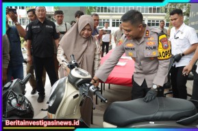 Senyum Seorang Ibu Rumah Tangga di Gresik Saat Polisi Temukan Motor dan Kembalikan Kurang Dari 24 Jam