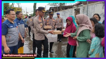 Polres Pasuruan Kota Evakuasi Warga Terdampak Banjir dan Beri Bantuan 1000 Nasi Kotak