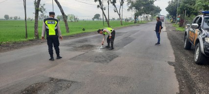 Respon Curhatan Warga, Polres Ngawi Tandai Jalan Berlubang Untuk Keselamatan Lalulintas