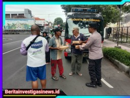 Jumat Berkah, Polresta Banyuwangi Berbagi Nasi Kotak Untuk Warga Masyarakat