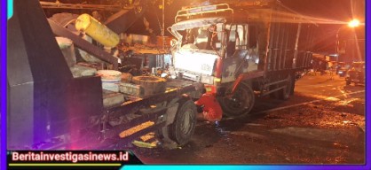 Dua Truck Mitsubishi Adu Banteng di Tanah Merah Bangkalan
