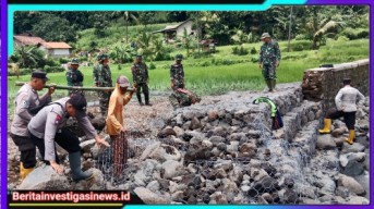 Gotong Royong, Polisi Bersama TNI dan Warga Bersihkan Material Banjir Bandang di Bondowoso