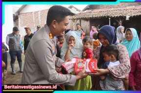 Kapolres Probolinggo Bersama Bupati Terpilih Beri Bantuan Sembako Untuk Warga Terdampak Banjir Bandang