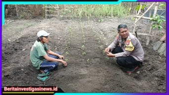 Wujudkan Ketahanan Pangan, Bhabinkamtibmas Polres Nganjuk Ajak Warga Manfaatkan Lahan Sela