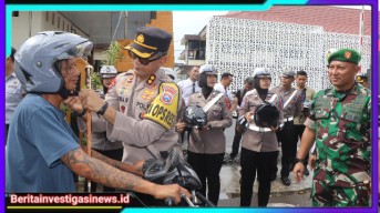 Operasi Keselamatan Semeru, Polres Trenggalek Bagi-bagi Helm Gratis