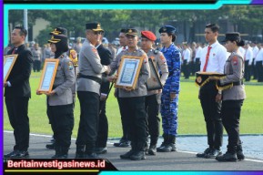 Kapolda Jatim Beri Penghargaan Untuk 366 Anggota dan Masyarakat Berprestasi