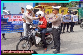 Operasi Keselamatan Semeru 2025, Polres Madiun Beri Helm dan Souvenir Bagi Pengendara Tertib