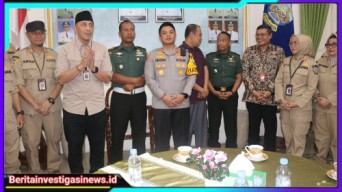Pj Bupati Bangkalan Pamit di Hari Terakhir Bertugas, AKBP Hendro Sukmono Beri Kado Perpisahan