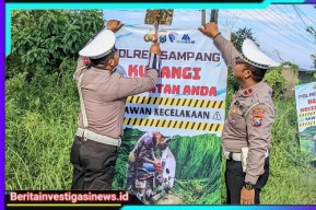 Kasatlantas Polres Sampang Tekan Angka Kecelakaan Lalu - Lintas Dengan Pasang Banner Himbauan