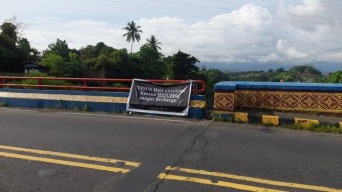 Jembatan Interchange Manado Terlihat Spanduk Berisi Pesan Penyemangat Hidup
