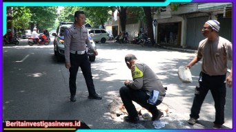 Cegah Laka Lantas, Polisi Tambal Jalan Berlubang di Pasuruan Yang Tak Kunjung Diperbaiki