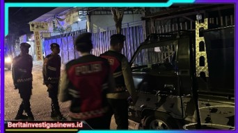 Polres Bangkalan Keliling Lakukan Patroli dan Bagikan Makan Sahur Kepada Warga di Jalan