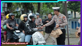 Berkah Ramadhan, Polres Nganjuk Bagikan Ratusan Paket Takjil Untuk Pengguna Jalan