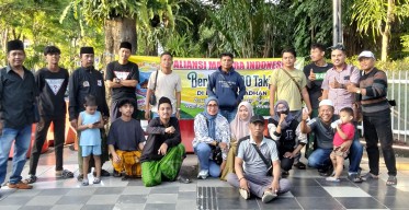 Aliansi Madura Indonesia Kembali Gelar Aksi Berbagi Takjil di Depan Balai Kota Surabaya
