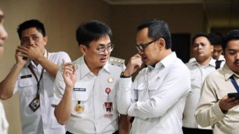 Wali Kota Manado Andrei Angouw Dampingi Yulius Selvanus Diskusi dengan Wamendagri