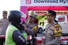 Indahnya Berbagi di Bulan Suci Ramadhan, Polres Gresik Bagikan Takjil Kepada Pengendara