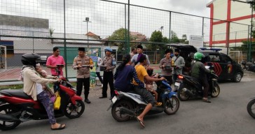 Ramadhan penuh Berkah Polsek Asemrowo Bagikan Takjil ke Warga di Surabaya.