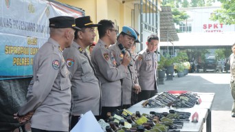 Kontrol Ketat, Polres Nganjuk Gelar Pemeriksaan Berkala Senjata Api