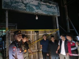 Terbukti Melanggar Kesepakatan Bersama di Bulan Ramadhan, Satpol PP bersama Tni Polri Segel Cafe Karaoke di Purwosari