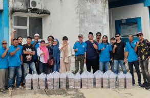 Riki Ilong Direktur PT. Abillio Griya Residence Berbagi Takjil kepada warga Kota Lubuklinggau