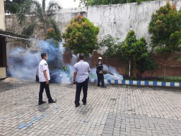 Cegah Demam Berdarah: Polres Pelabuhan Tanjung Perak Gencarkan Fogging DBD di Mako dan Polsek Jajaran