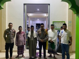 Polres Kayong Utara Laksanakan Shalat Isya dan Tarawih Keliling di Masjid Darul Fallah