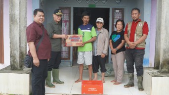 Bupati Romi Wijaya Tinjau Lokasi Banjir dan Serahkan Bantuan untuk Warga Transmigrasi Sedahan Jaya