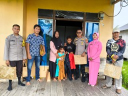 Jelang Idul Fitri 1446 Hijriah Kapolsek PMK ,Berikan Anak Yatim Baju Lebaran Dan Uang Santunan