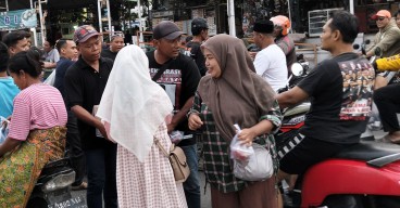 Aliansi Madura Indonesia Bagikan 1000 Paket Takjil di Serambi Ampel