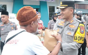 Berkah Ramadan, Kapolres Nganjuk wa bersama Jajaran Bagikan Ratusan Paket Takjil