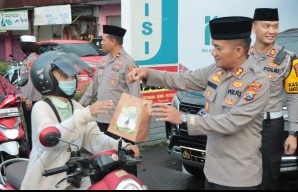 Berkah Ramadan, Kapolres Nganjuk dan Bhayangkari Bagikan Ratusan Takjil di Depan Pos Pujahito