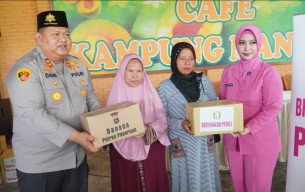 Kapolres Pasuruan Berbagi Bansos Door to Door untuk 30 Kaum Dhuafa