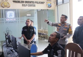 Optimalkan Keamanan, Kapolres Nganjuk Cek CCTV Command Center dan Layanan Publik