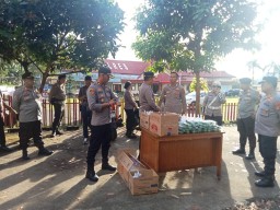 Kapolres Minahasa Utara dan Jajaran Berbagi Takjil untuk Masyarakat yang Berpuasa