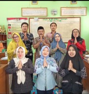 Kepala Sekolah SDN Tanjungan 2 Kecamatan Cikeusik yusrono,S.pd menyambut Hari Raya Idul Fitri 1 Syawal 1446