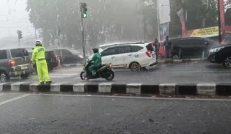 Anggota Pos Pam Kertosono Tetap Siaga Hadapi Arus Balik di Tengah Hujan 