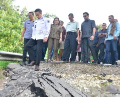 Bersama DPRD Wali Kota Kupang Tinjau Jalan Taebenu yang Putus Akibat Badai Siklon Seroja