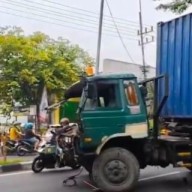 Laka Truck Sebabkan Kemacetan Parah di Jalur Surabaya-Sidoarjo