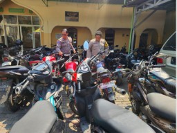 Polisi Bubarkan Aksi Balap Liar di Jalan Kedung Cowek Surabaya
