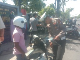 Kasatlantas Polres Sampang, Pimpin Operasi Patuh Pajak dan Lakukan Tindakan Berupa Tilang kepada Pengendara Bermotor