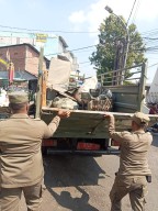 Satpol PP Kota Surabaya bersama Dinas Lingkungan Hidup Tertibkan Tempat Pembuangan Sampah (TPS) Jetis Kulon - Wonokromo