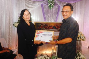 Sekda Tomohon Serahkan Santunan Duka kepada Keluarga Rondonuwu-Mekel