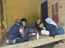 Tim Kesehatan Puskesmas Cimanggu Tangani Pasien Tumor