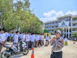 Police Goes to School dan Pesantren, Satlantas Polres Sampang Ajak Santri Tertib Berlalu Lintas