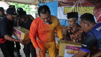 Patroli R2 Kebangsaan dan Bhakti Sosial, Kapolres Nganjuk Serahkan Bansos di Berbek dan Sawahan 