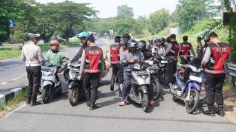 Lakukan Razia Motor Bodong di Pintu Keluar Suramadu, Polres Bangkalan Berhasil Amankan 22 Motor